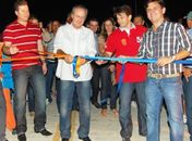 Com o prefeito de Coruripe, Marx Beltrão, vice-prefeito de Jequiá, José Luiz Coutinho e o prefeito Marcelo Beltrão, Renan corta fita simbólica  liberando a ponte ao tráfego