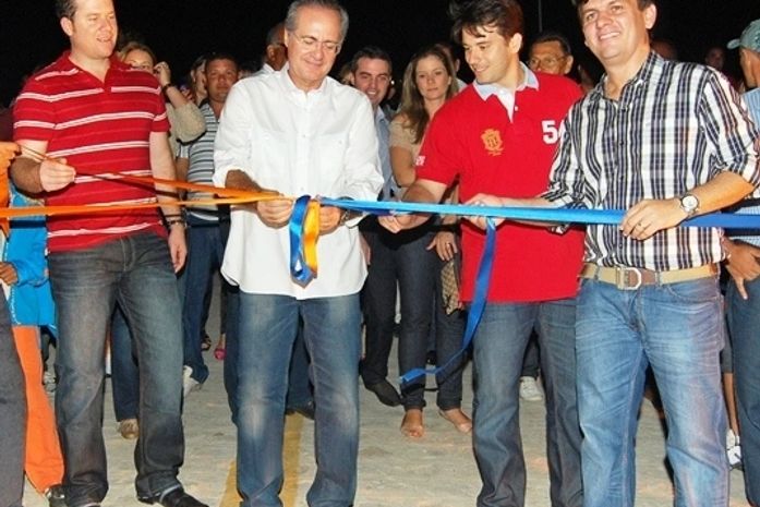 Com o prefeito de Coruripe, Marx Beltrão, vice-prefeito de Jequiá, José Luiz Coutinho e o prefeito Marcelo Beltrão, Renan corta fita simbólica liberando a ponte ao tráfego