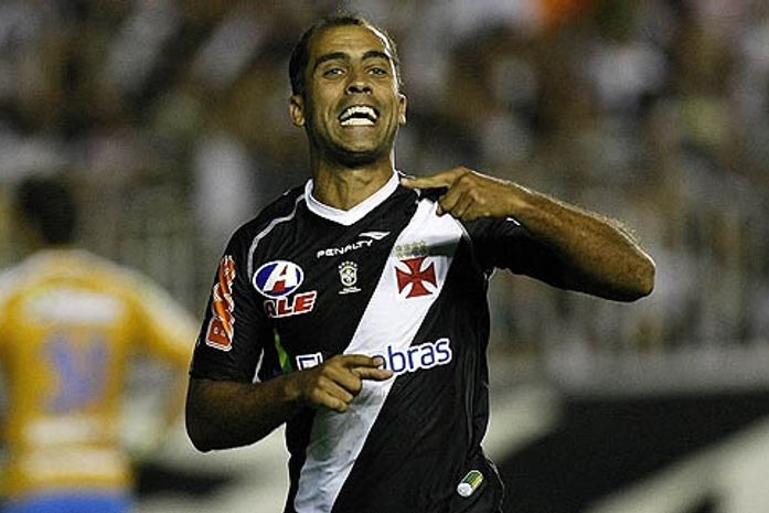 Vasco vence, rebaixa Avaí e dorme na liderança do brasileirão