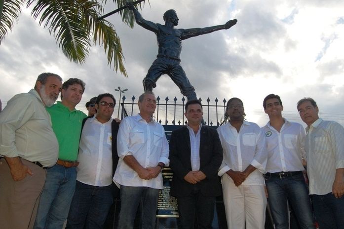 Renan com o prefeito Kil e outras autoridades em frente à estátua do líder negro Zumbi dos Palmares
