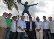 Renan com o prefeito Kil e outras autoridades em frente à estátua do líder negro Zumbi dos Palmares
