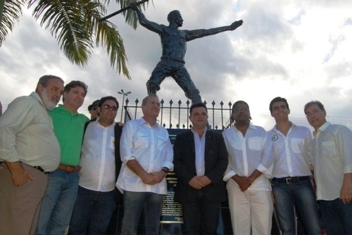 Renan com o prefeito Kil e outras autoridades em frente à estátua do líder negro Zumbi dos Palmares