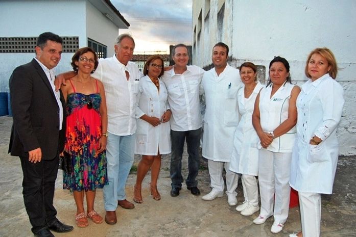 Com o prefeito Kil e ex-governador Mano, Renan é recebido por diretores, médicos e enfermeiros do hospital
