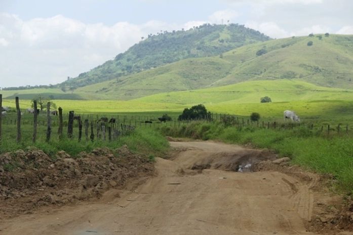 Legenda:
Estrada de barro e em péssimas condições dificulta acesso ao Parque Nacional Zumbi dos Palmares