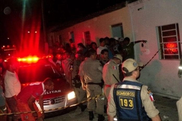 Dois homens atiram em grupo de pessoas: Quatro feridos, um morto