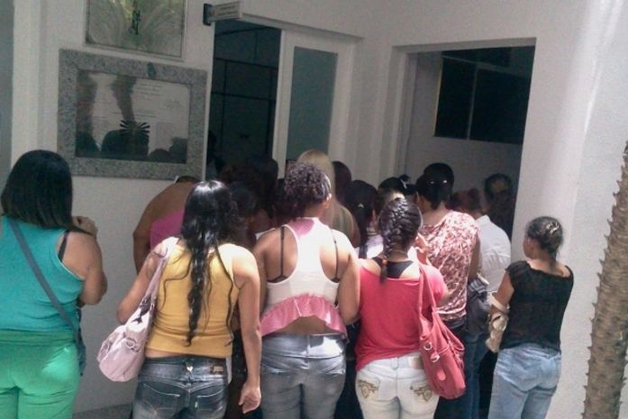 Mulheres de costa com medo de serem identificadas por agentes do Cyridião Durval