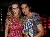 Luan Santana 'sapeca' uns beijos na repórter de Amaury Jr.