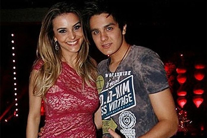 Luan Santana 'sapeca' uns beijos na repórter de Amaury Jr.