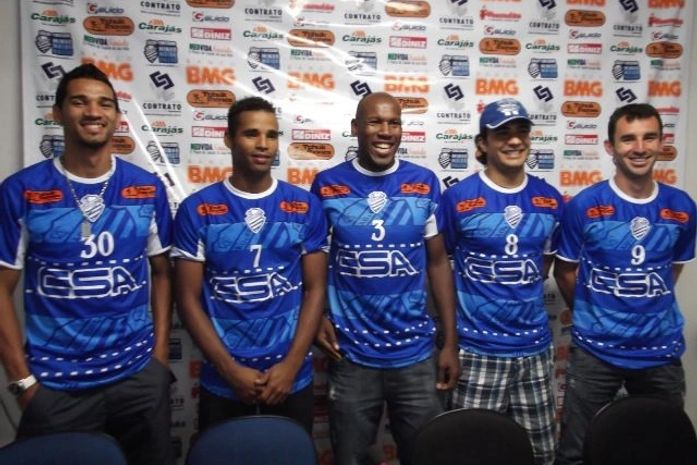Sob aplausos e protestos, CSA apresenta reforços e projetos para a temporada 2012