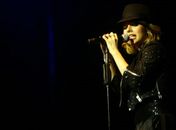 Sandy enfrenta rouquidão para cantar Michael Jackson