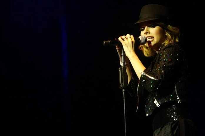 Sandy enfrenta rouquidão para cantar Michael Jackson