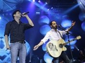 Zezé Di Camargo e Luciano vão interromper férias para fazer shows