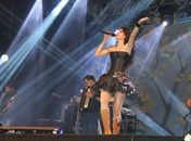 Paula Fernandes canta de vestido curtinho no Pará e não atende fãs