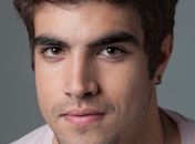 “Não acho que sou pegador”, desabafa ator Caio Castro