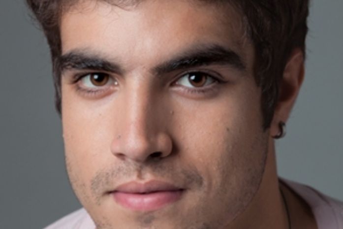 “Não acho que sou pegador”, desabafa ator Caio Castro