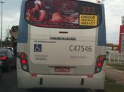 Seminua, Nicole Bahls estampa propaganda de motel em ônibus