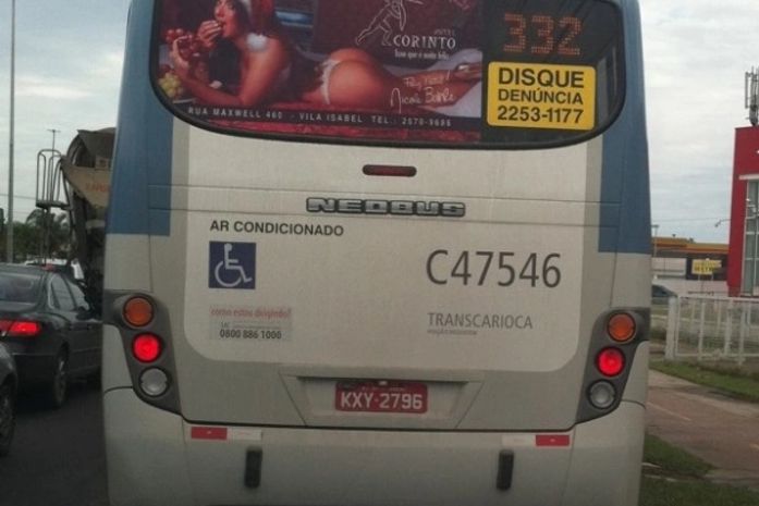 Seminua, Nicole Bahls estampa propaganda de motel em ônibus