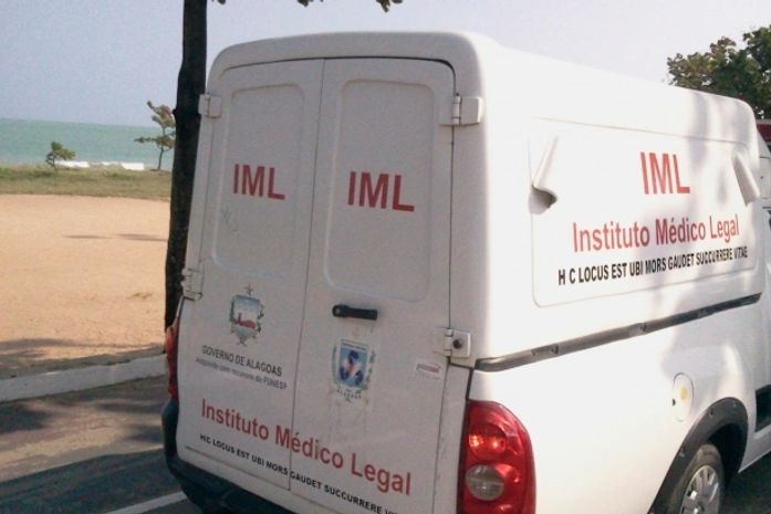 IML esteve no local
