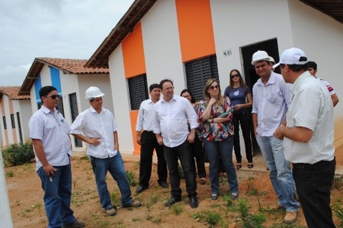 Luciano inicia entrega dos contratos das 1.900 casas do Brisa