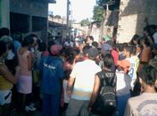 Populares observam o morto 