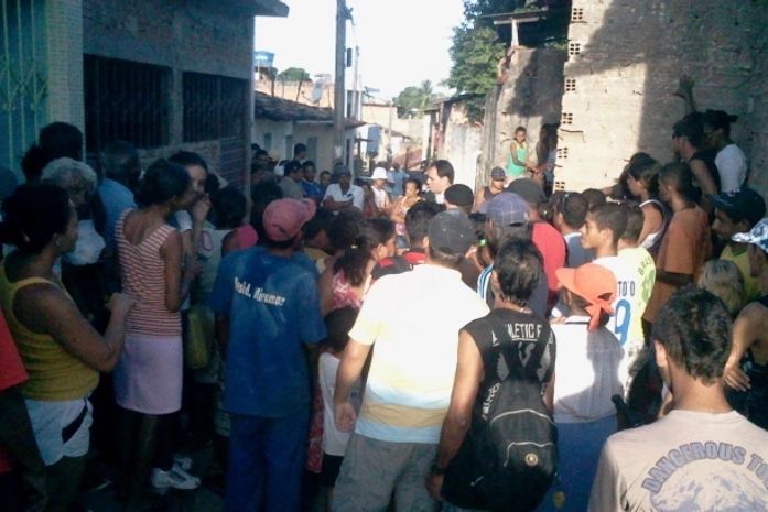 Populares observam o morto 