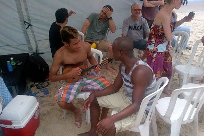 Neymar e Thiaguinho curtem praia juntos