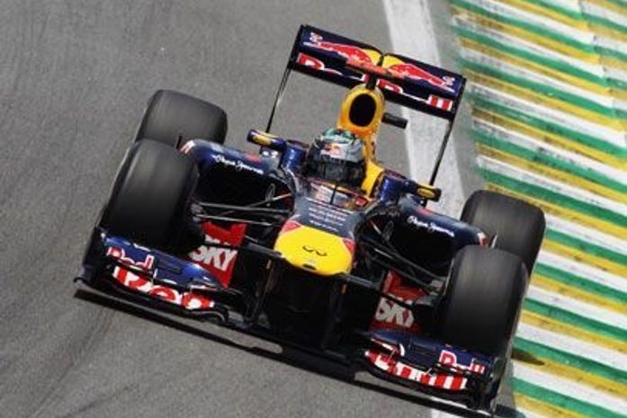 Vettel vence na Índia de ponta a ponta, mas Alonso fica em 2º e mantém viva a disputa