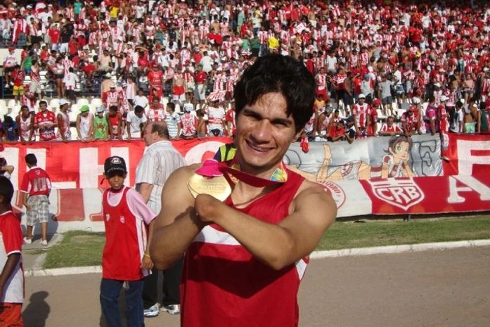 Yohansson Nascimento, com a torcida mdo CRB de fundo.