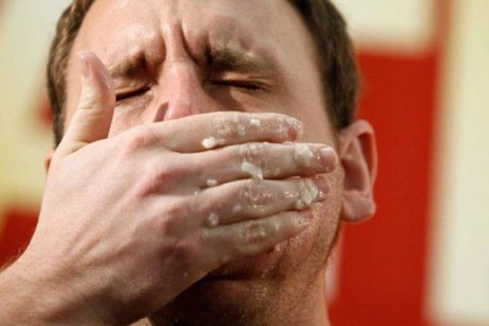 Americano vence torneio ao devorar 225 pastéis de camarão em 8 minutos