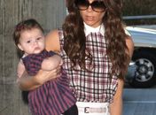 Victoria Beckham e Harper Seven no aeroporto de Los Angeles (Foto: Agência/ X17)