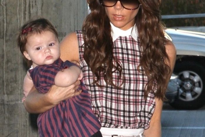 Victoria Beckham e Harper Seven no aeroporto de Los Angeles (Foto: Agência/ X17)