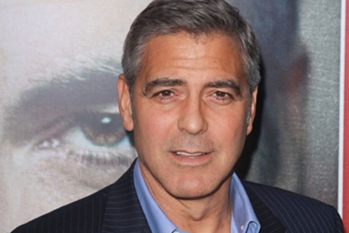 George Clooney nega ter ido às festas selvagens de Beslusconi
