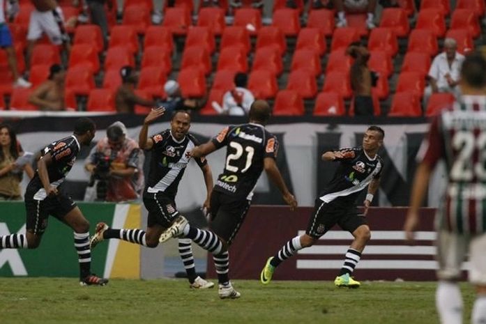 Em jogo drmático, Vasco bate o Fluminense e impede festa corintiana