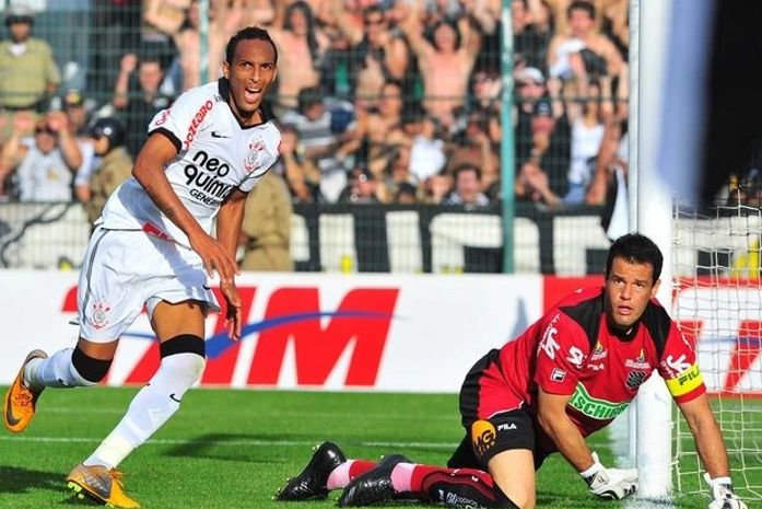 Ao estilo Tite, Corinthians bate Figueirense e fica a 1 ponto do penta