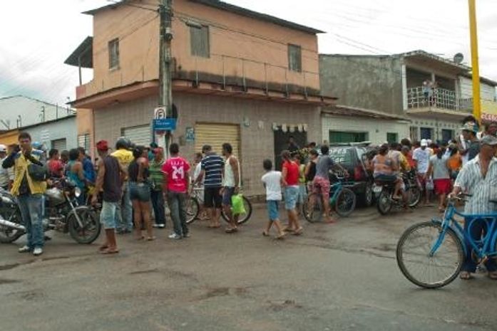 Crime na porta de uma loja de peças para motos no loteamento Hélio Jatobá