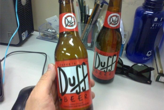 Enfim provamos a cerveja Duff Beer brasileira