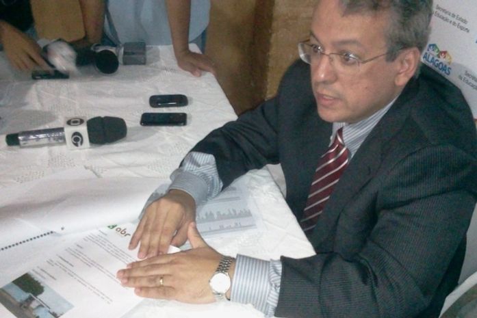 Secretário de educação Adriano Soares