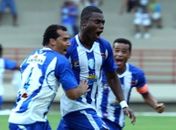 Serginho no centro, comemorando pelo CSA com Sinval e Lau.