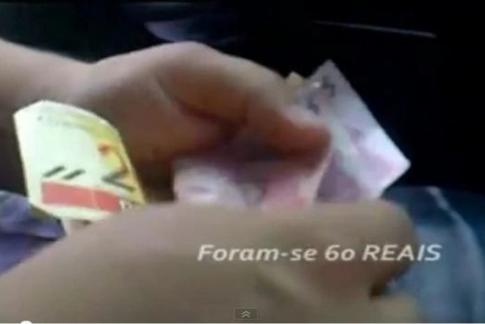 Vídeo mostra policial do Bptran cobrando propina para liberar motorista em blitz