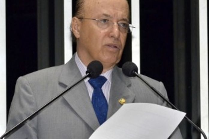 A PEC que restitui a obrigatoriedade do diploma de jornalista é de autoria do senador Antônio Carlos Valadares