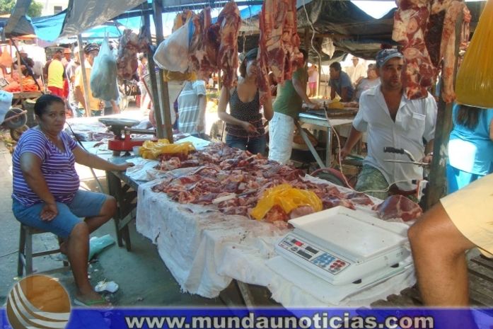 Carnes comercializadas no meio da rua