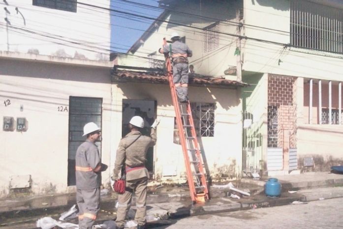 Residência de Policial militar fica destruída após incêndio no Feitosa
