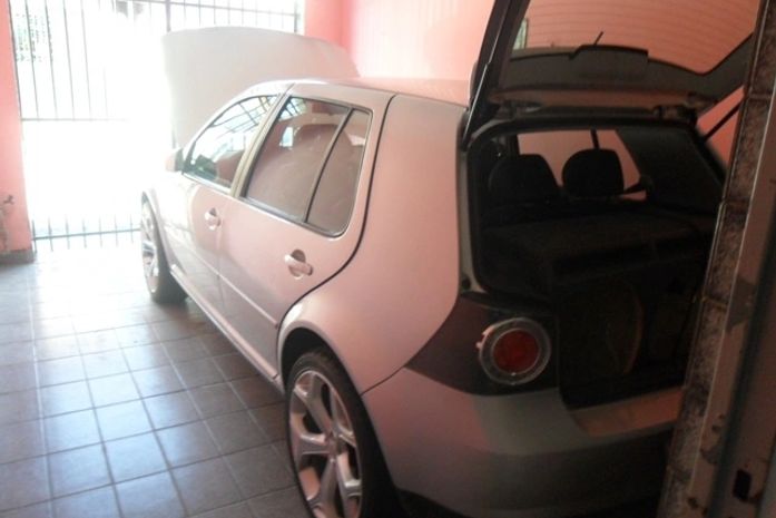 Garagem da casa do chefe da quadrilha