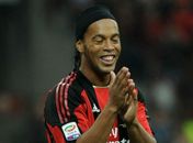 Ronaldinho cura conjuntivite com pagode no Rio