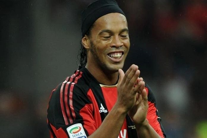 Ronaldinho cura conjuntivite com pagode no Rio