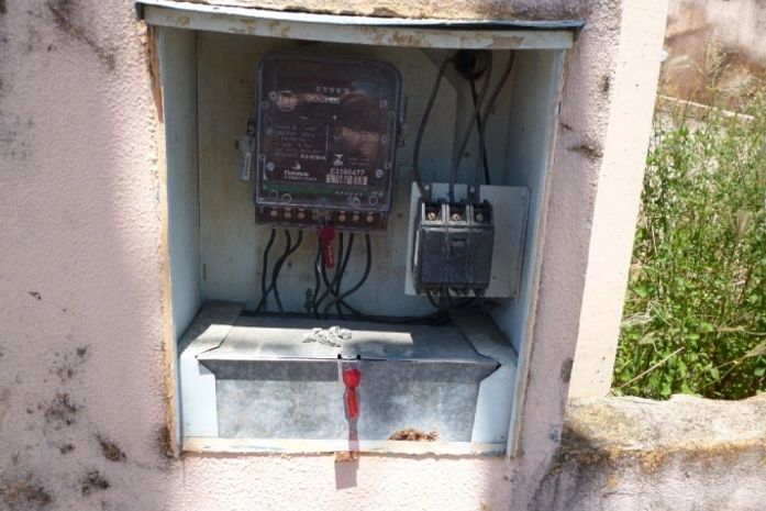 Medidor de energia exposto.