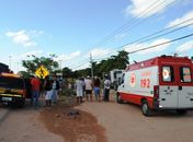 BR-104: Motorista perde controle de carreta e atropela duas pessoas no canteiro