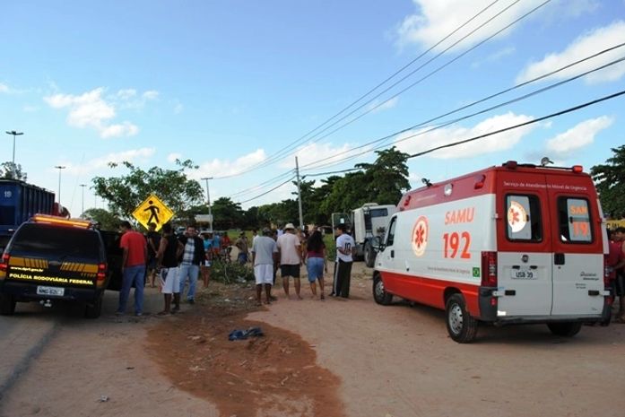BR-104: Motorista perde controle de carreta e atropela duas pessoas no canteiro
