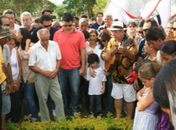 Sócrates é enterrado em Ribeirão Preto sob choro e música de amigos e familiares