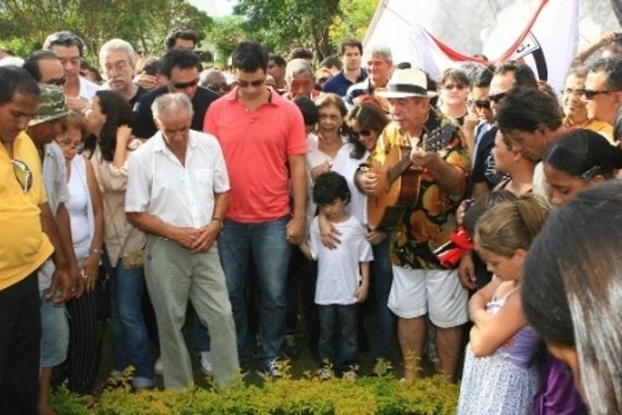 Sócrates é enterrado em Ribeirão Preto sob choro e música de amigos e familiares